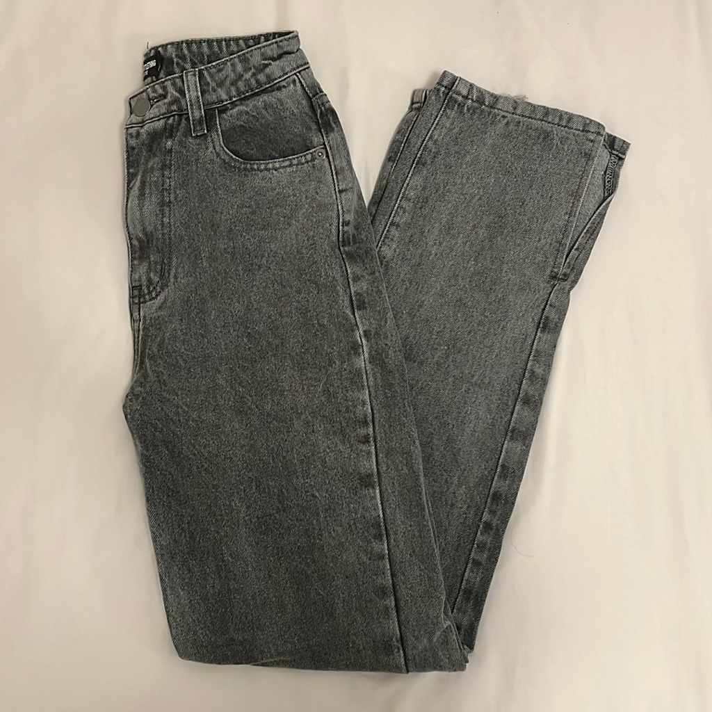 Prettylittlething Petite Gray Wash Split Hem Jeans